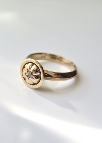 Small flower ring withWhite Diamond